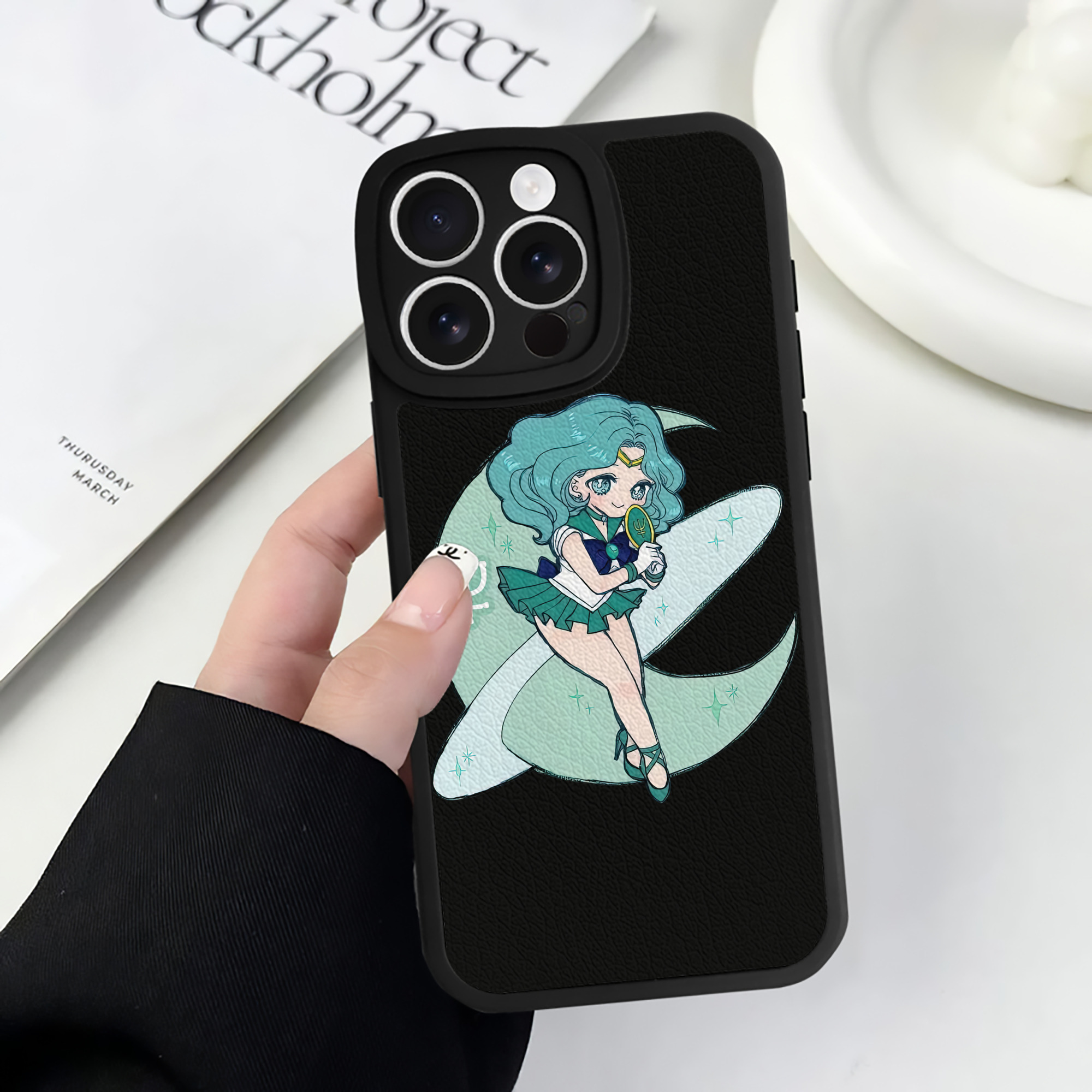 （画像用） 美少女戦士セーラームーン 海王 みちる（かいおう みちる） Sailor Moon Kaiou Michiru 【iPhone 16シリーズ対応】シリコンスマホケース（レザー調） 材質：シリコン